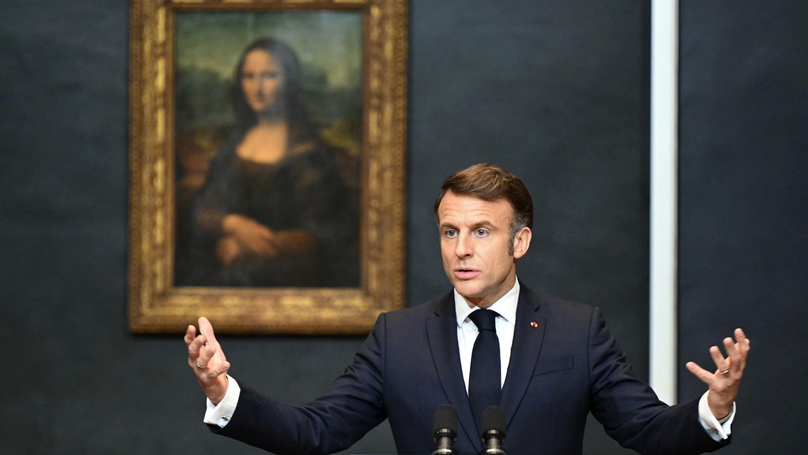 El president de França, Emmanuel Macron, davant de l'obra mestra de Leonardo da Vinci, la 'Monna Lisa', al Museu del Louvre a París, França