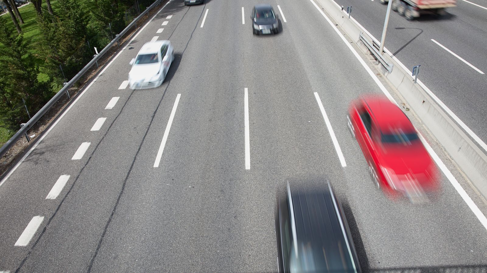 Fotografia d'arxiu de vehicles circulant per una carretera