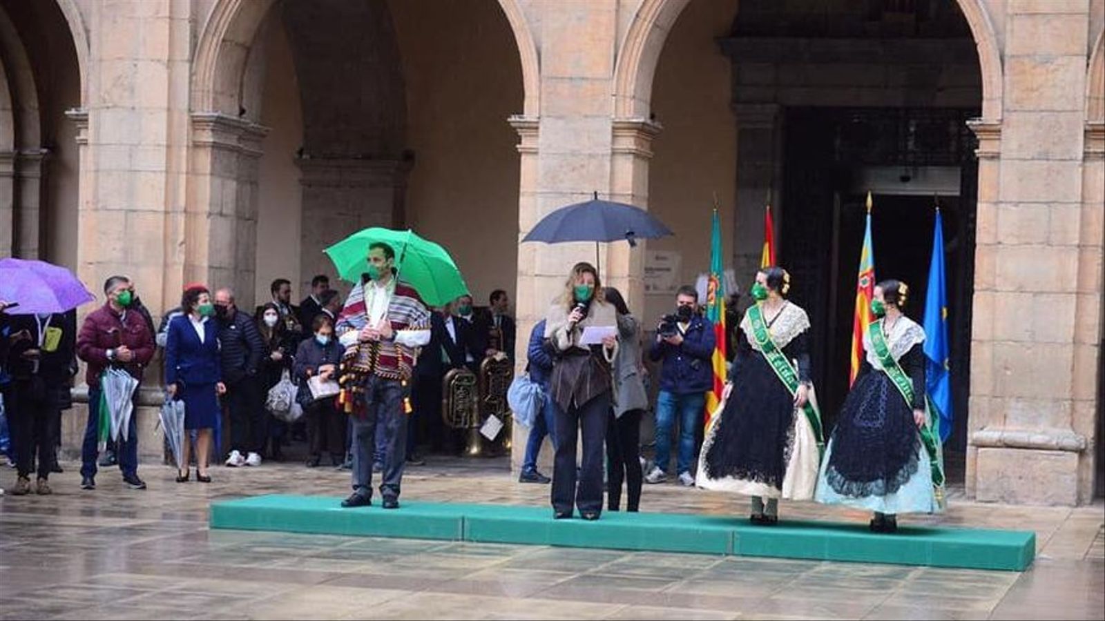 Les reines de les festes, amb l'alcaldessa, en un dels escassos actes que ha permés la pluja aquests dies