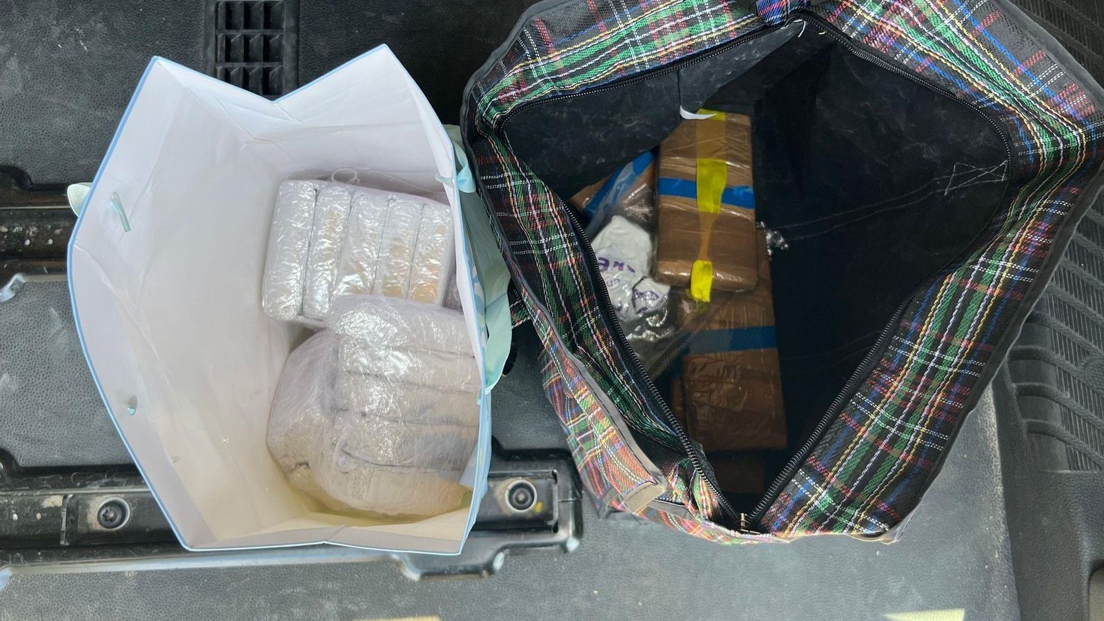 Els agents van trobar 3,5 quilos d'haixix i 100 grams de cocaïna al cotxe EuropaPress 5357976 policia local detiene larga persecucion individuo 35 kilos hachis 100