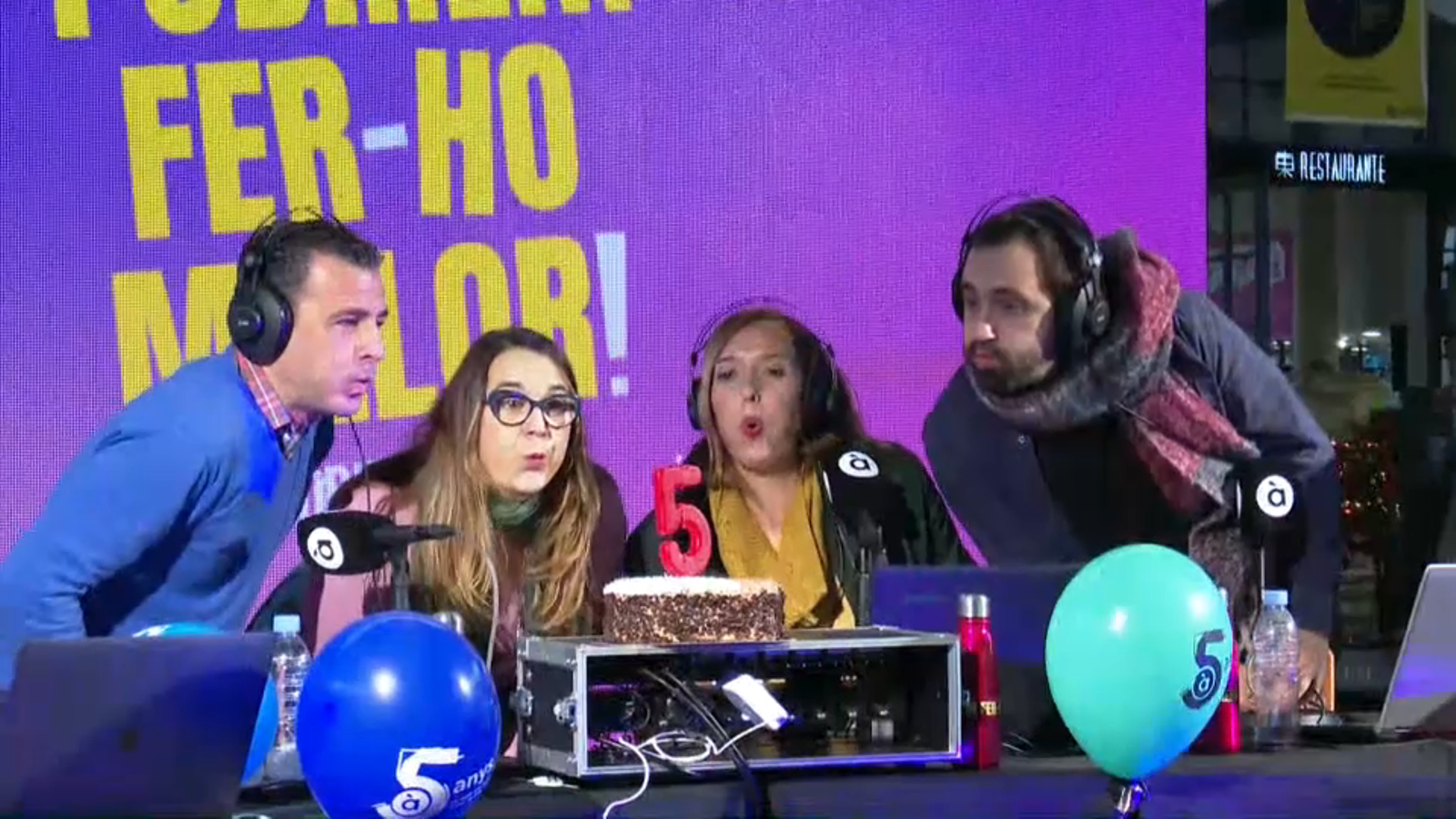 El moment de bufar el pastís