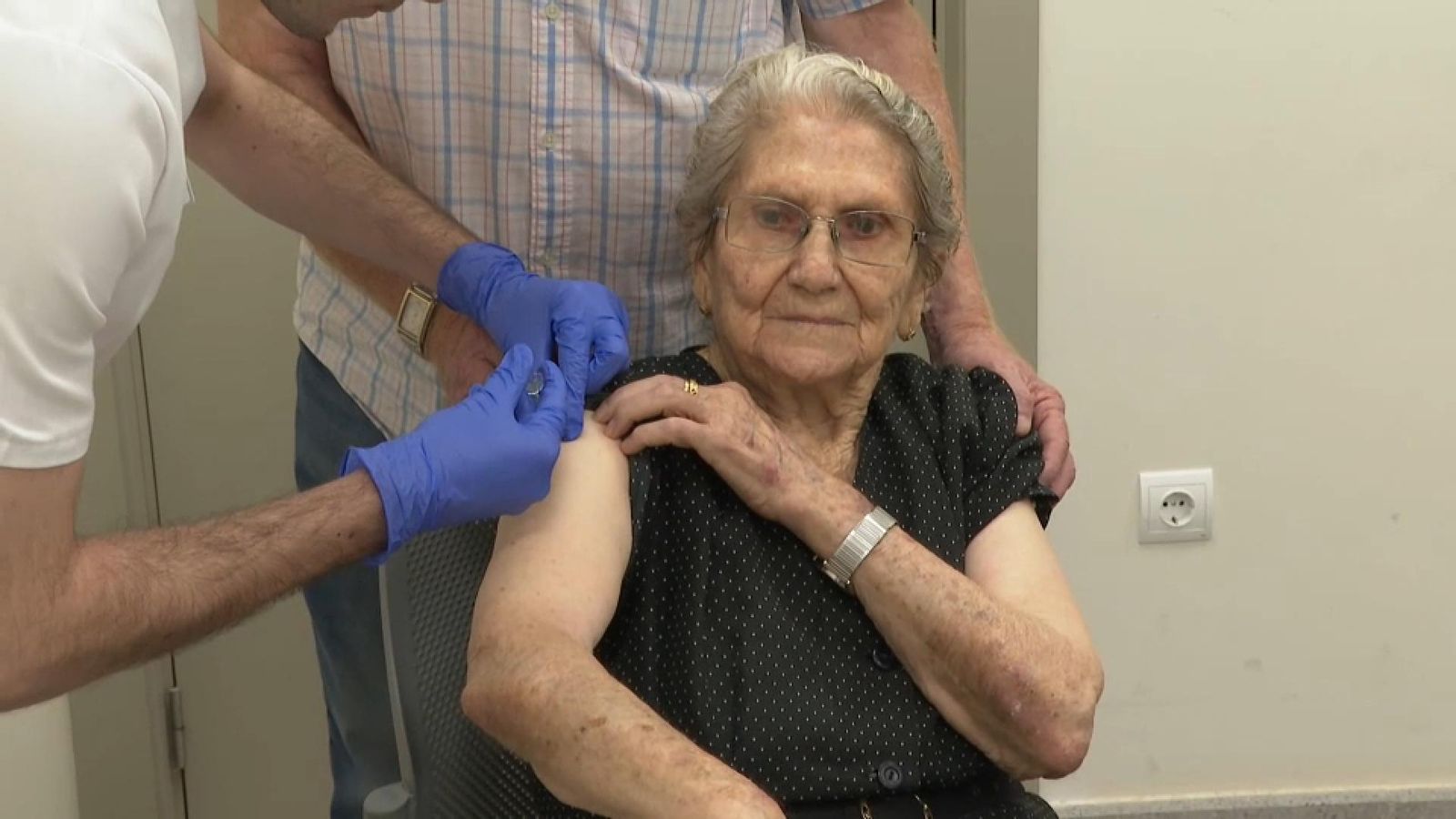 Portada - Una dona major rep la vacuna contra la grip