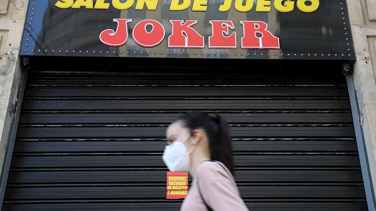 Una persona passa per davant d'un saló de jocs aquest dijous a València