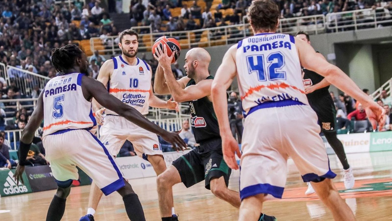 La defensa valencianista intenta aturar Nick Calathes