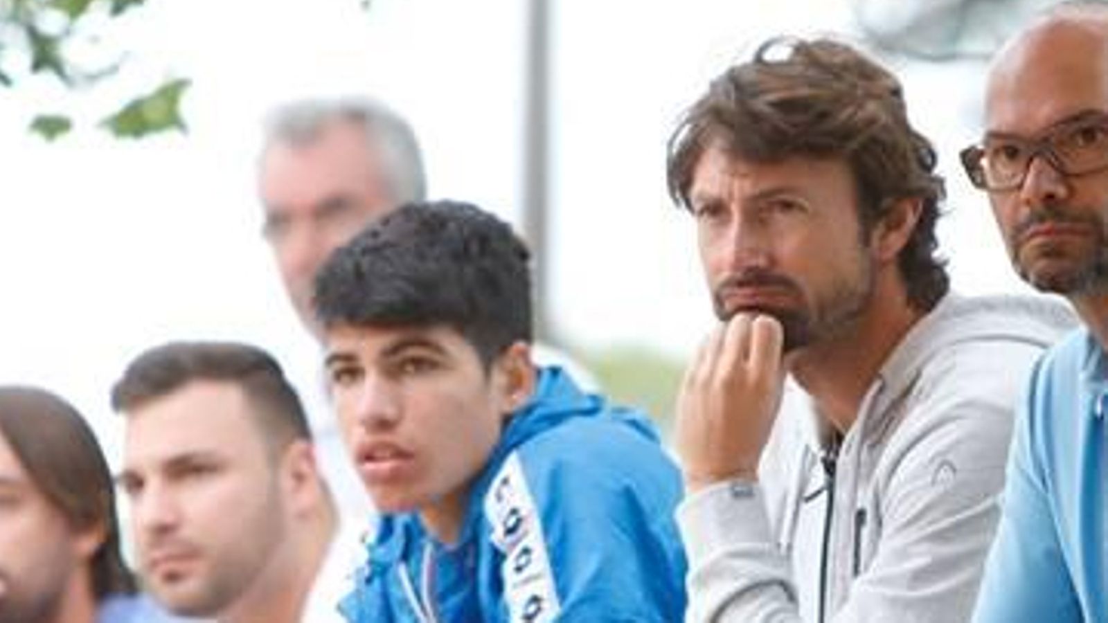 Juan Carlos Ferrero i Carlos Alcaraz presencien un partit de tenis junts