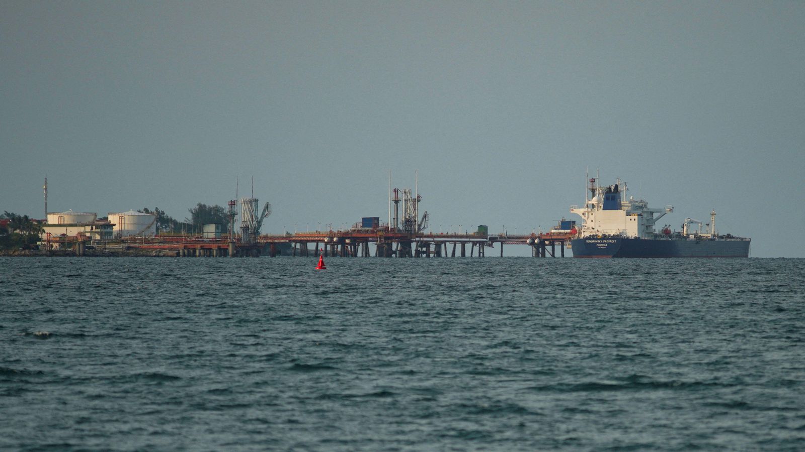 El petrolier Suvorovsky Prospect, amb bandera de Libèria, descarrega diésel procedent Rússia en la terminal de Matanzas, a Cuba