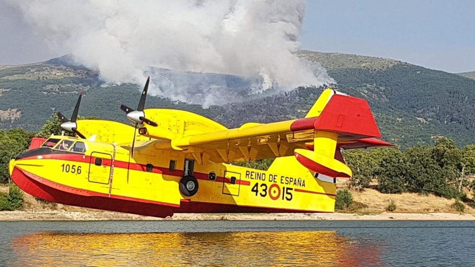 13 mitjans aeris i diverses brigades d'especialistes lluiten contra les flames que amenacen el parc natural