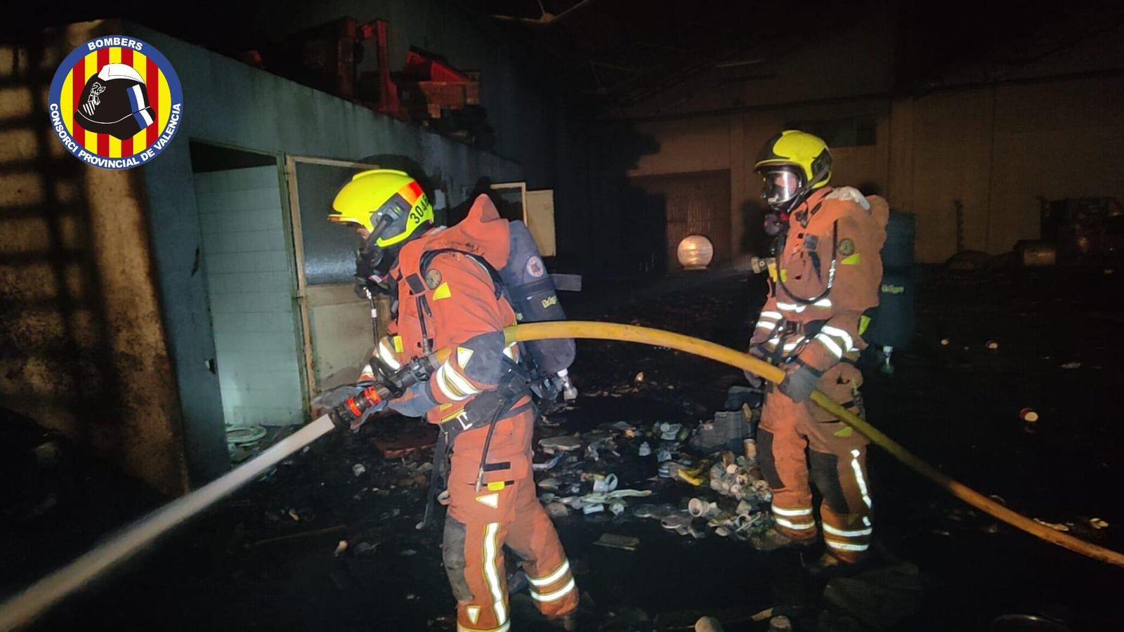 Els bombers treballen en les tasques d'extinció de l'incendi Els bombers treballen les tasques d'extinció de l'incendi