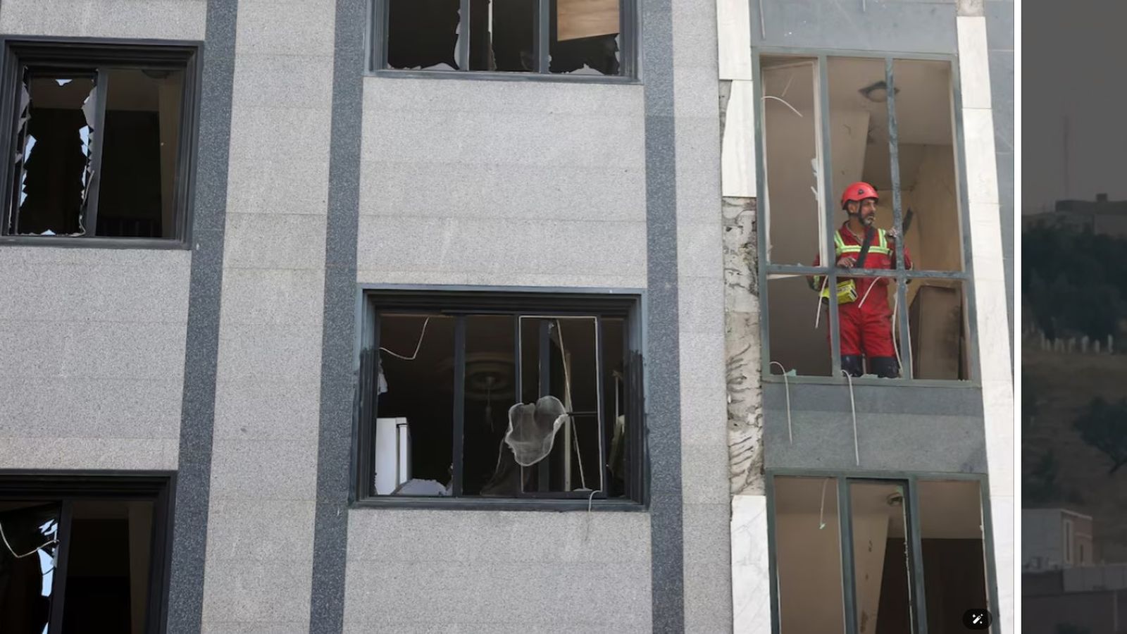 Un rescatista observa des d'un edifici danyat després dels atacs israelians, a Teheran, l'Iran