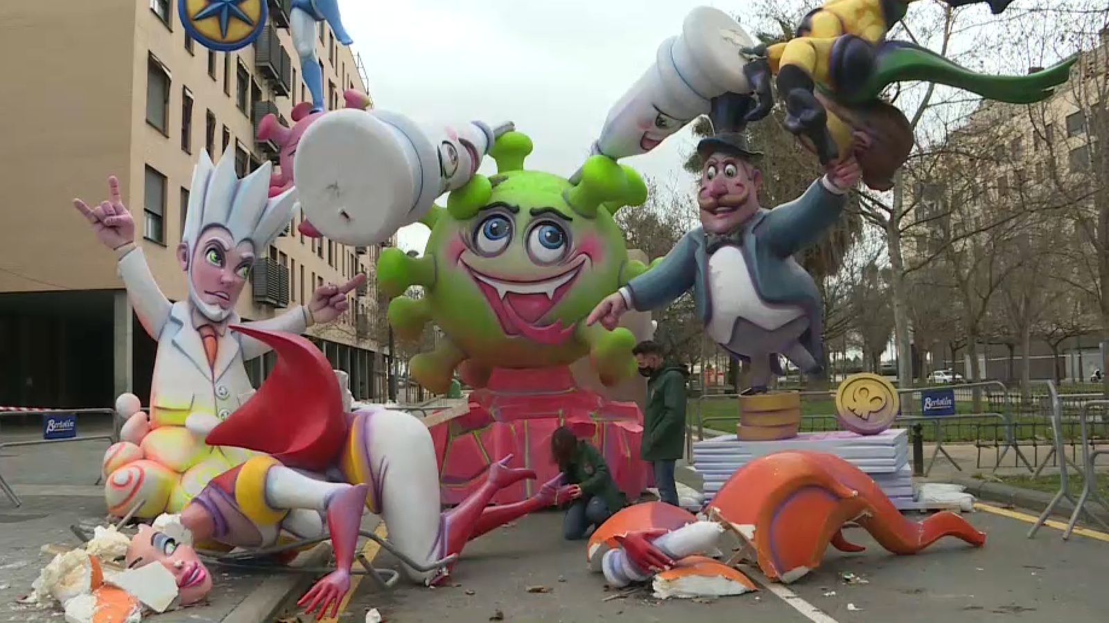 El monument de la comissió Nova de Benicalap, de la ciutat de València, ha sigut un dels que ha patit els primers desperfectes del vent