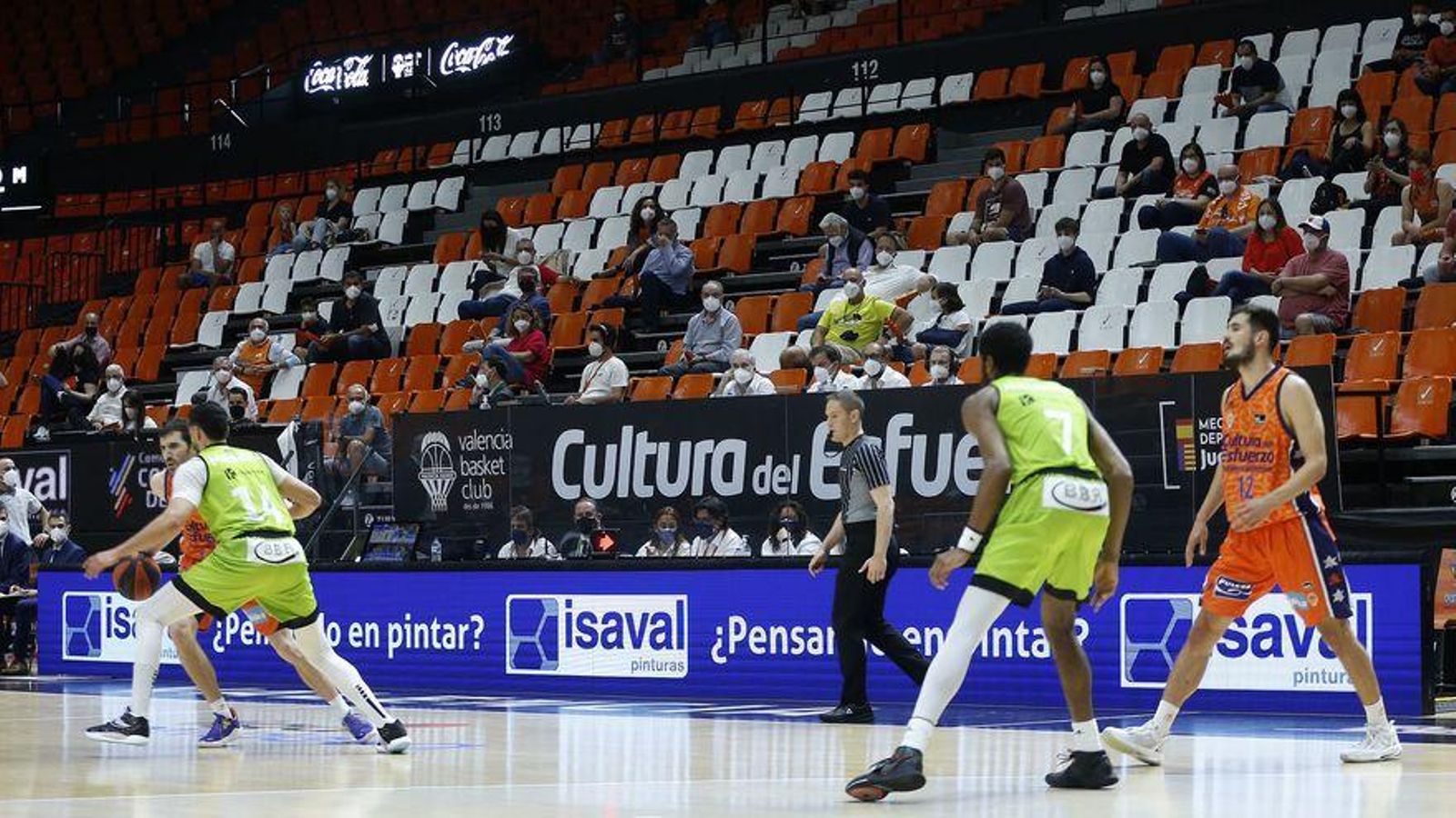 Públic al pavelló de la Fonteta