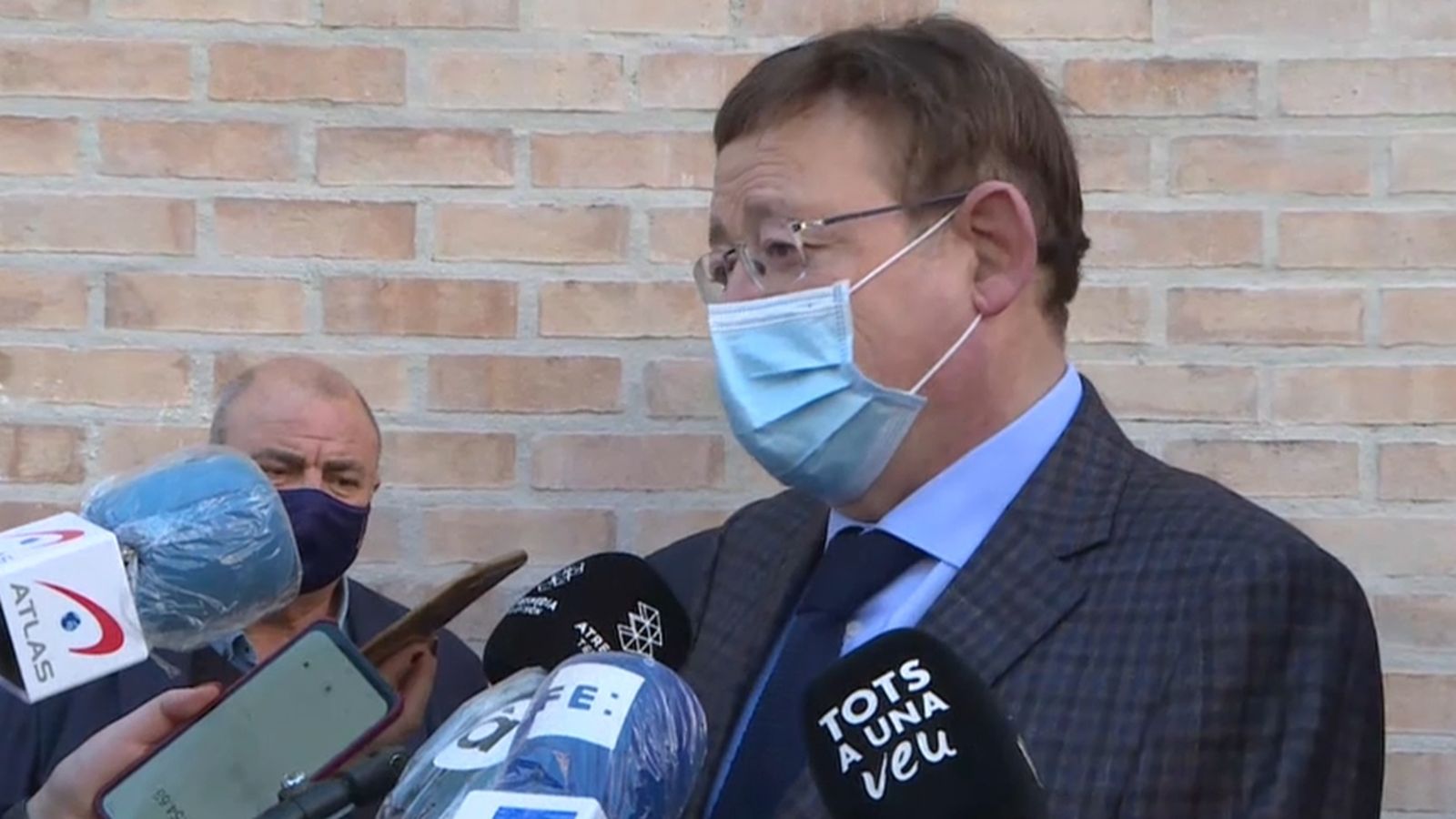 El president de la Generalitat, Ximo Puig, atén els mitjans de comunicació a Benidorm