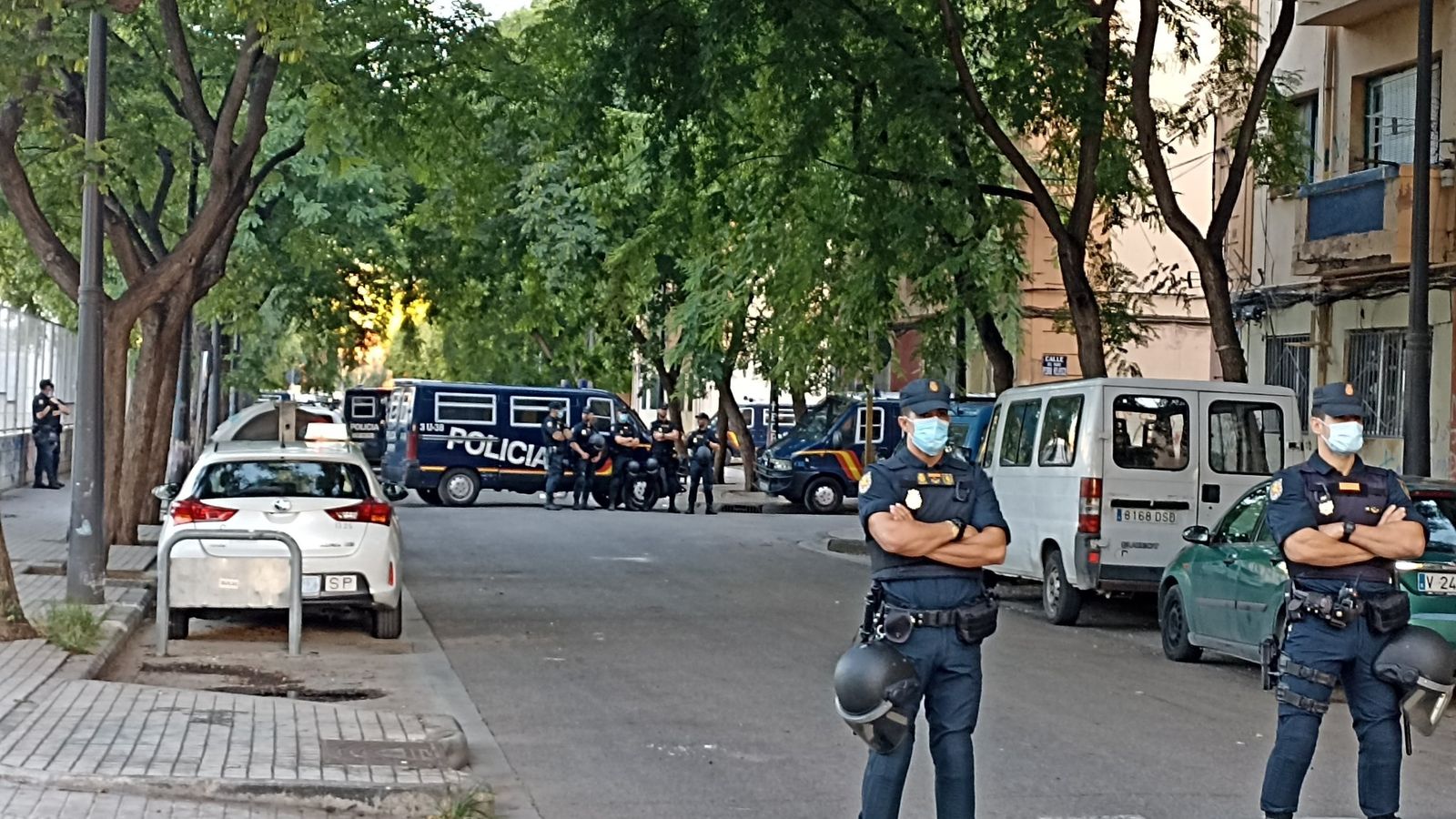 La Policia Nacional ha tallat el carrer per a procedir al desnonament i evitar que accediren els membres del Sindicat de Barri Cabanyal