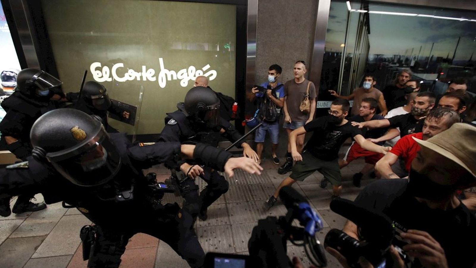 Agents de la Policia Nacional carreguen contra els manifestants a Madrid