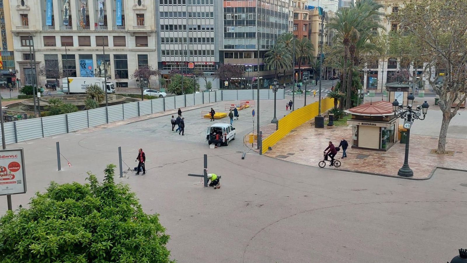 Preparatius del muntatge de l'Àgora València a la plaça de l'Ajuntament
