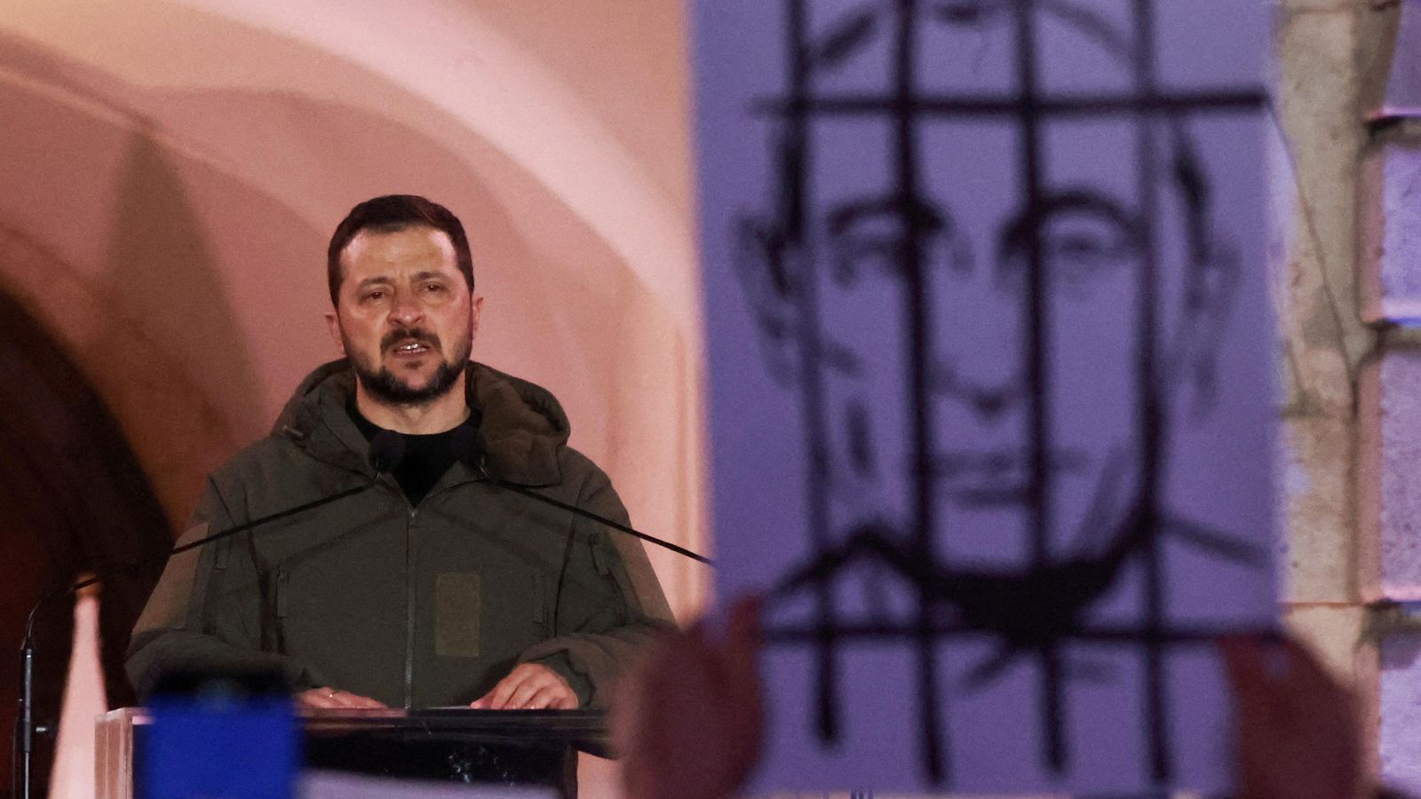 El president ucraïnés, Volodímir Zelenski, parla al pati del castell reial mentre visita Varsòvia, Polònia El president ucraïnés, Volodímir Zelenski, parla al pati del Castell Real mentre visita Varsòvia, Polònia
