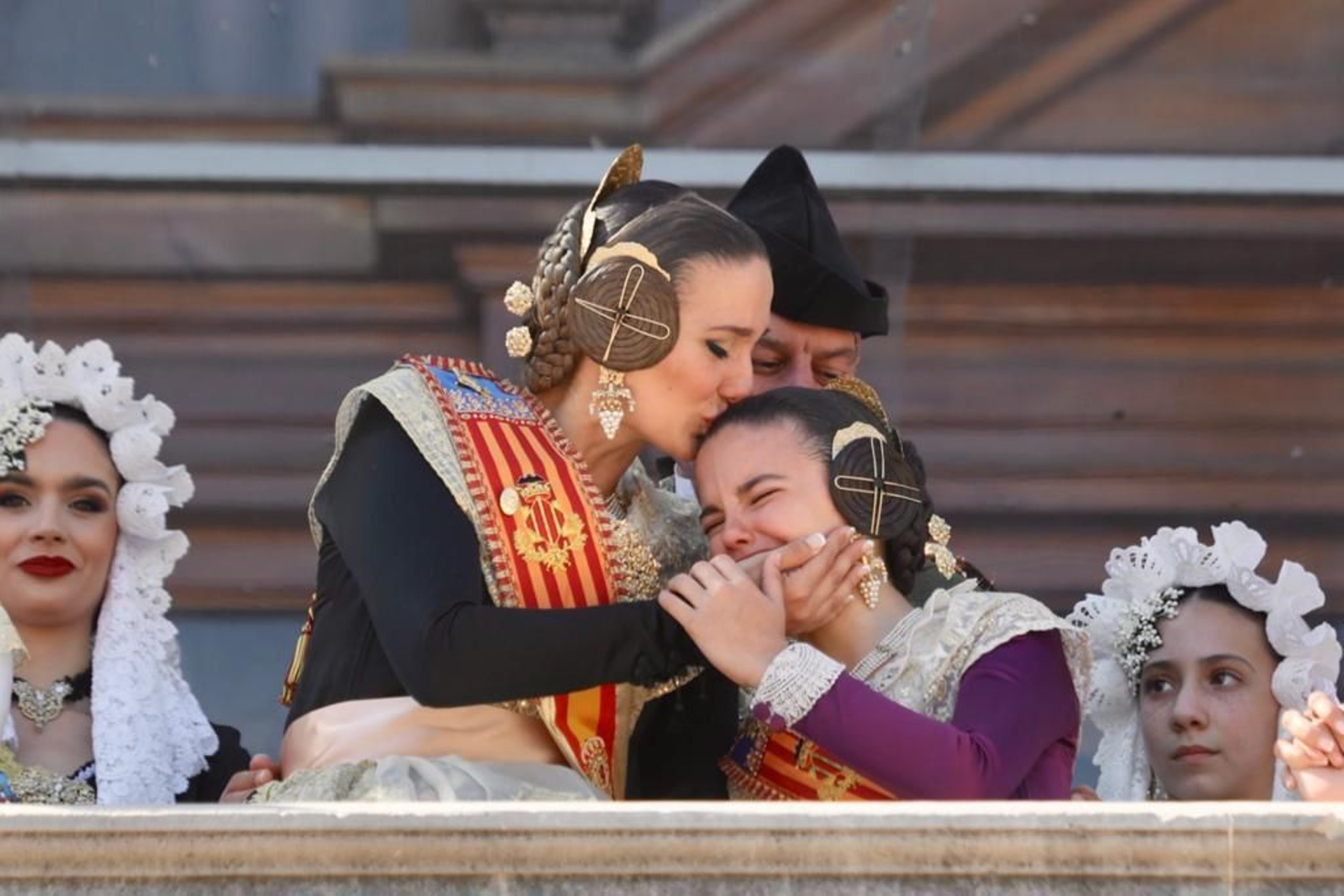 Laura Mengó i Paula Nieto s'abracen en l'última mascletà de les Falles 2023