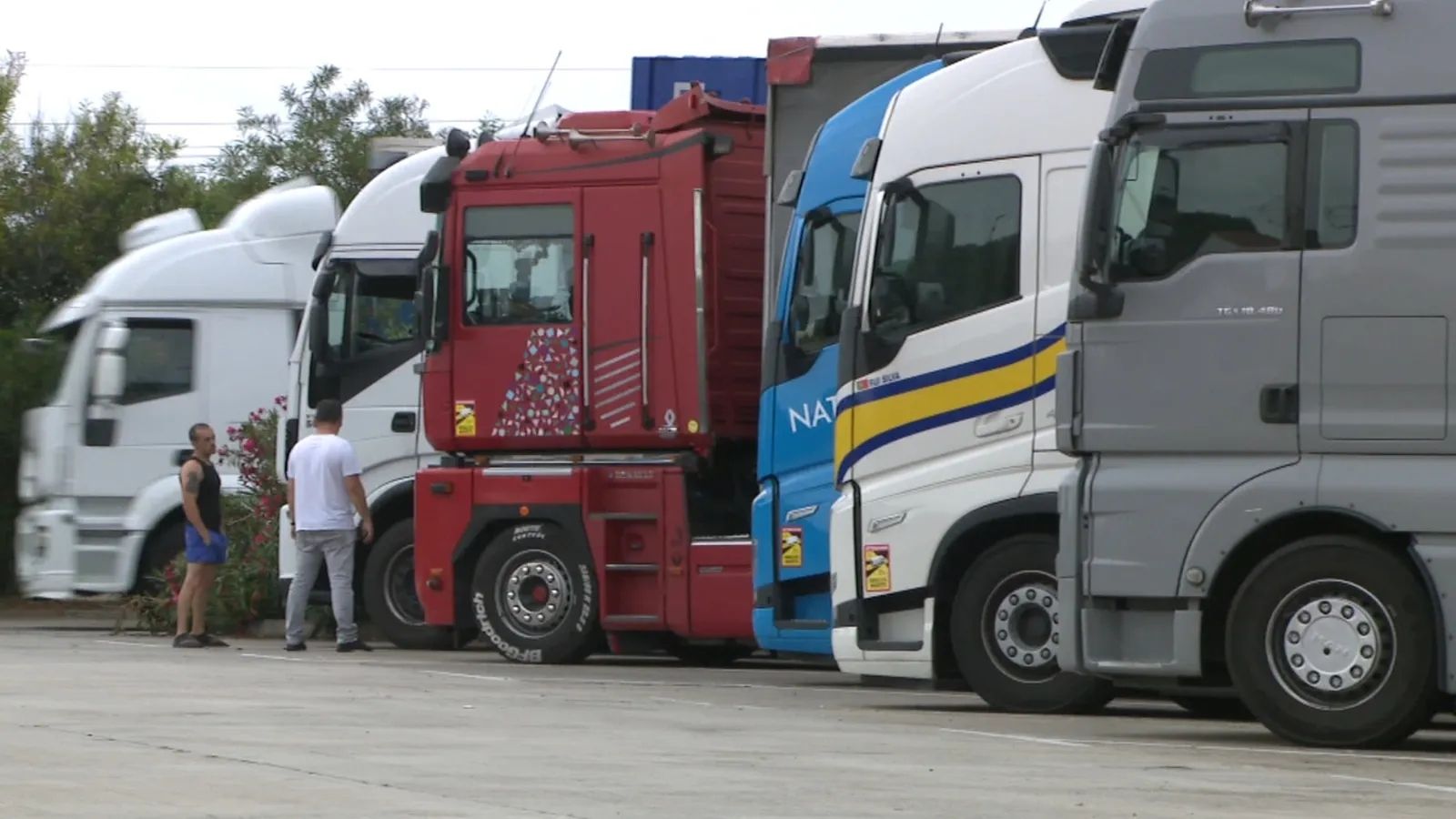 Camions aparcats en les estacions de servei del tram valencià de l'A-7