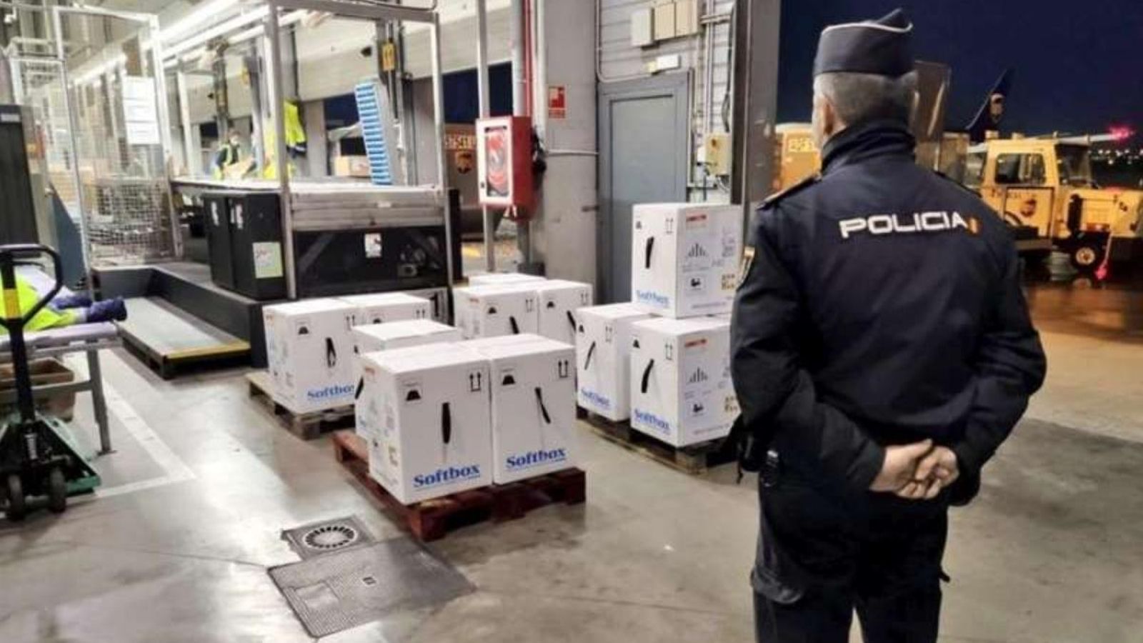 Nova remesa de vacunes a l'aeroport de Manises