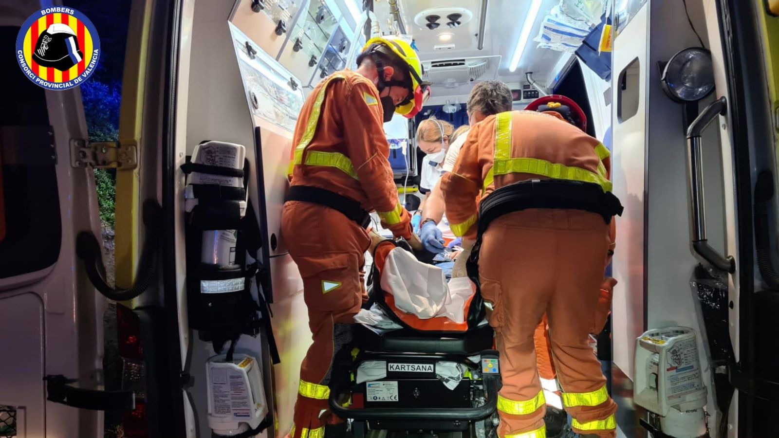 El parapentista en el moment de ser introduït a l'ambulància