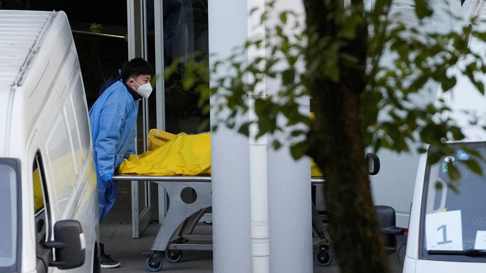 Un sanitàri trasllada un cadaver a Xangai