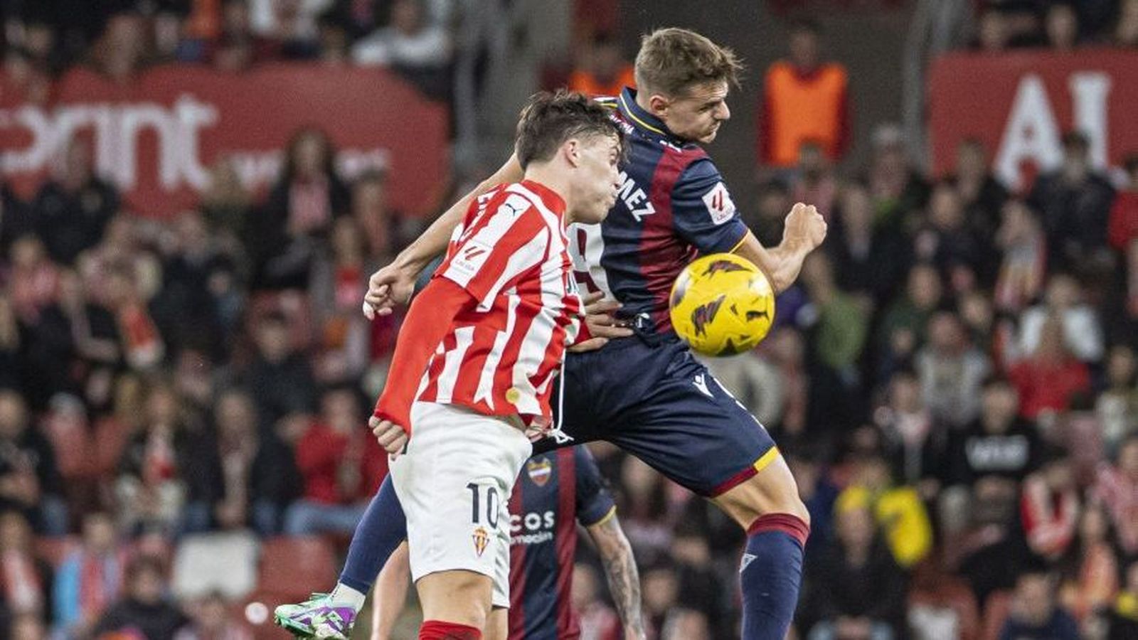 Dani Gómez, en una acció del partit