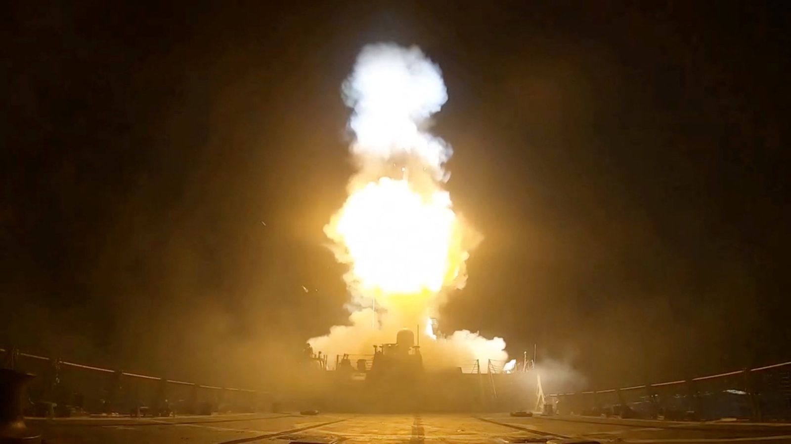 Un projectil és llançat durant el que el Comandament Central dels Estats Units (CENTCOM) ha qualificat com la tercera ronda d'atacs d'esta setmana contra l'Iran.