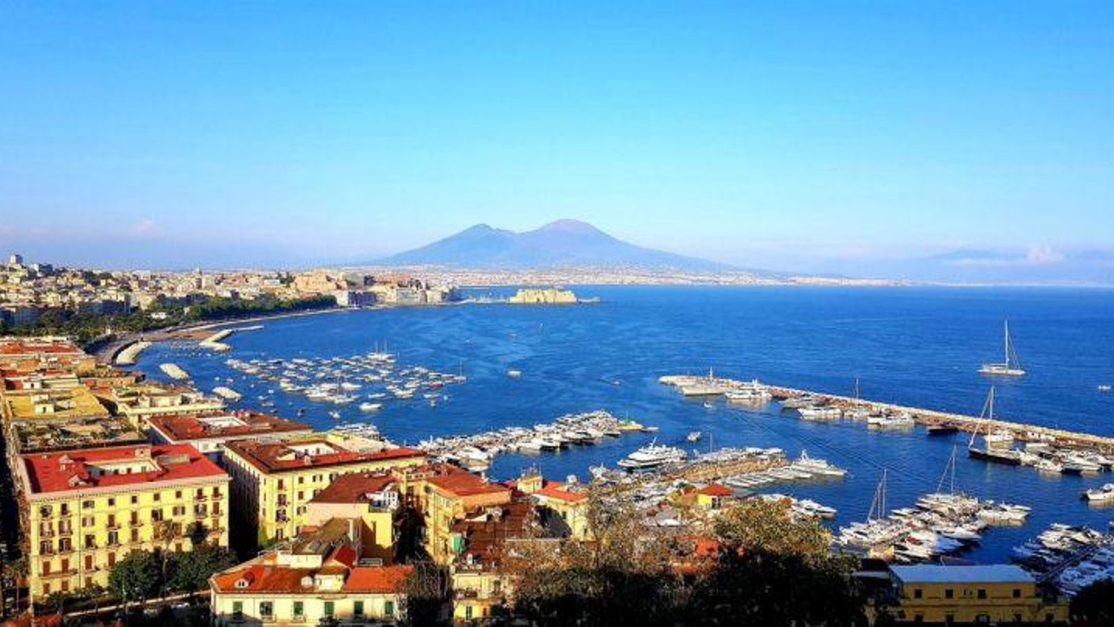El port de Nàpols, amb el Vesuvi al fons