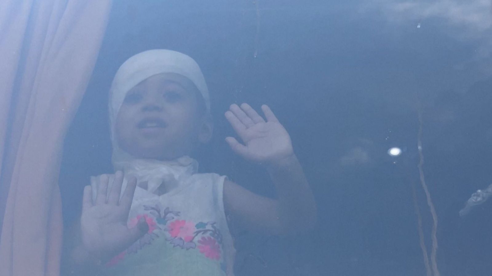 Un dels xiquets malalts que han pogut abandonar Gaza, on 10.000 pacients de càncer manquen de tractament