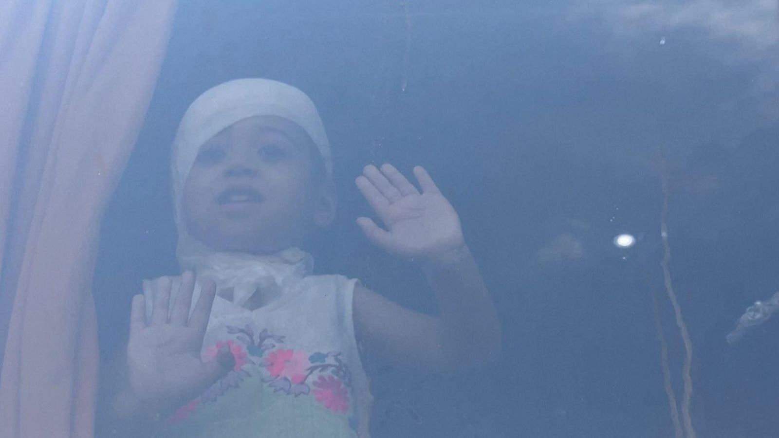 Un dels xiquets malalts que han pogut abandonar Gaza, on 10.000 pacients de càncer manquen de tractament
