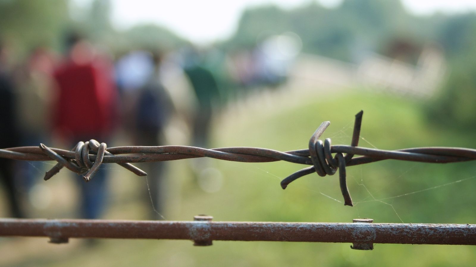 Persones refugiades arribant a una frontera
