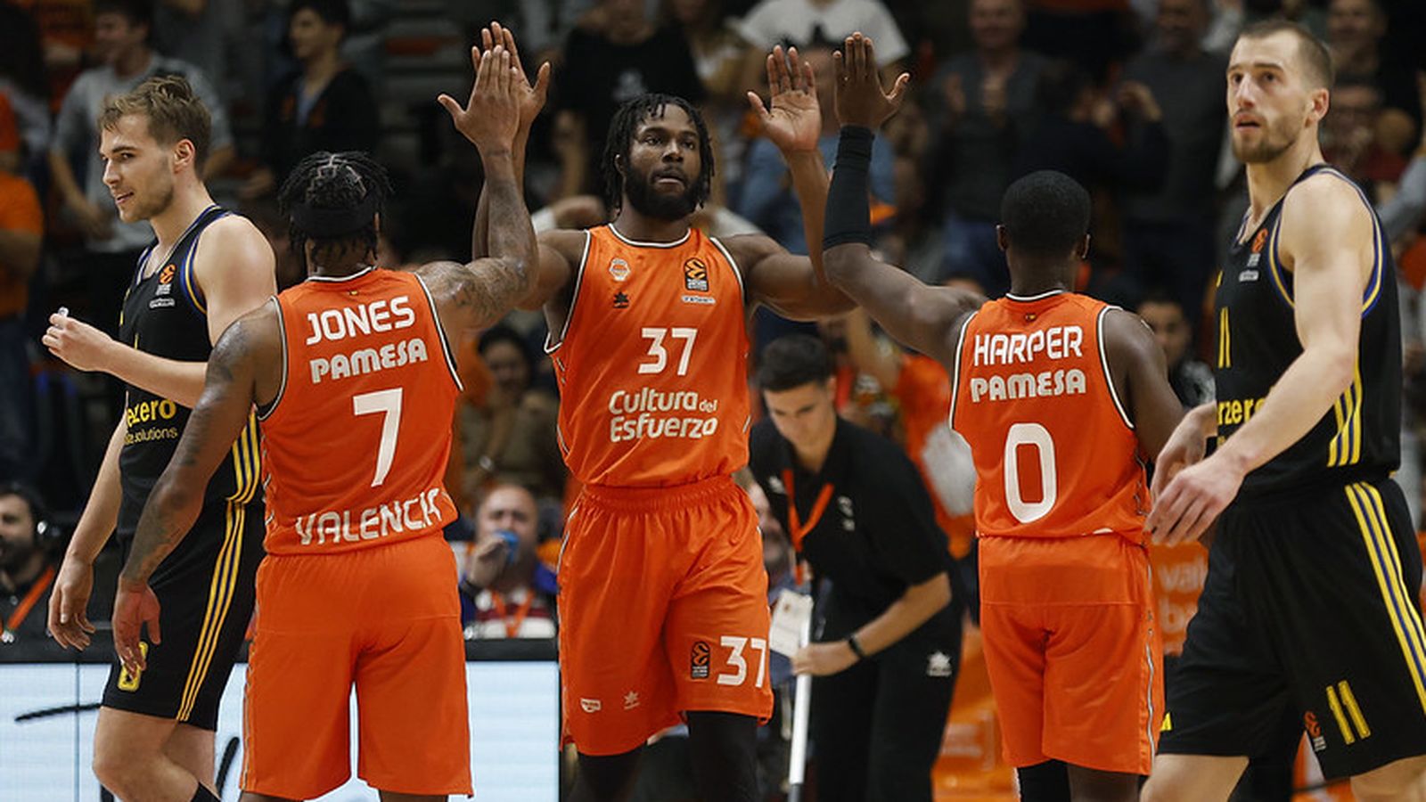 Oyeleye, felicitat per Harper i Jones