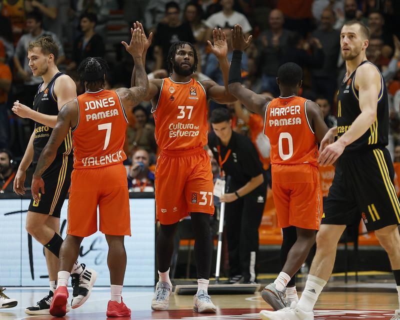 Ojeleye, felicitat per Harper i Jones Oyeleye, felicitat per Harper i Jones
