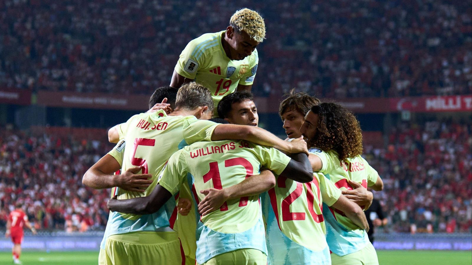 La selecció espanyola celebra el gol de Pedri