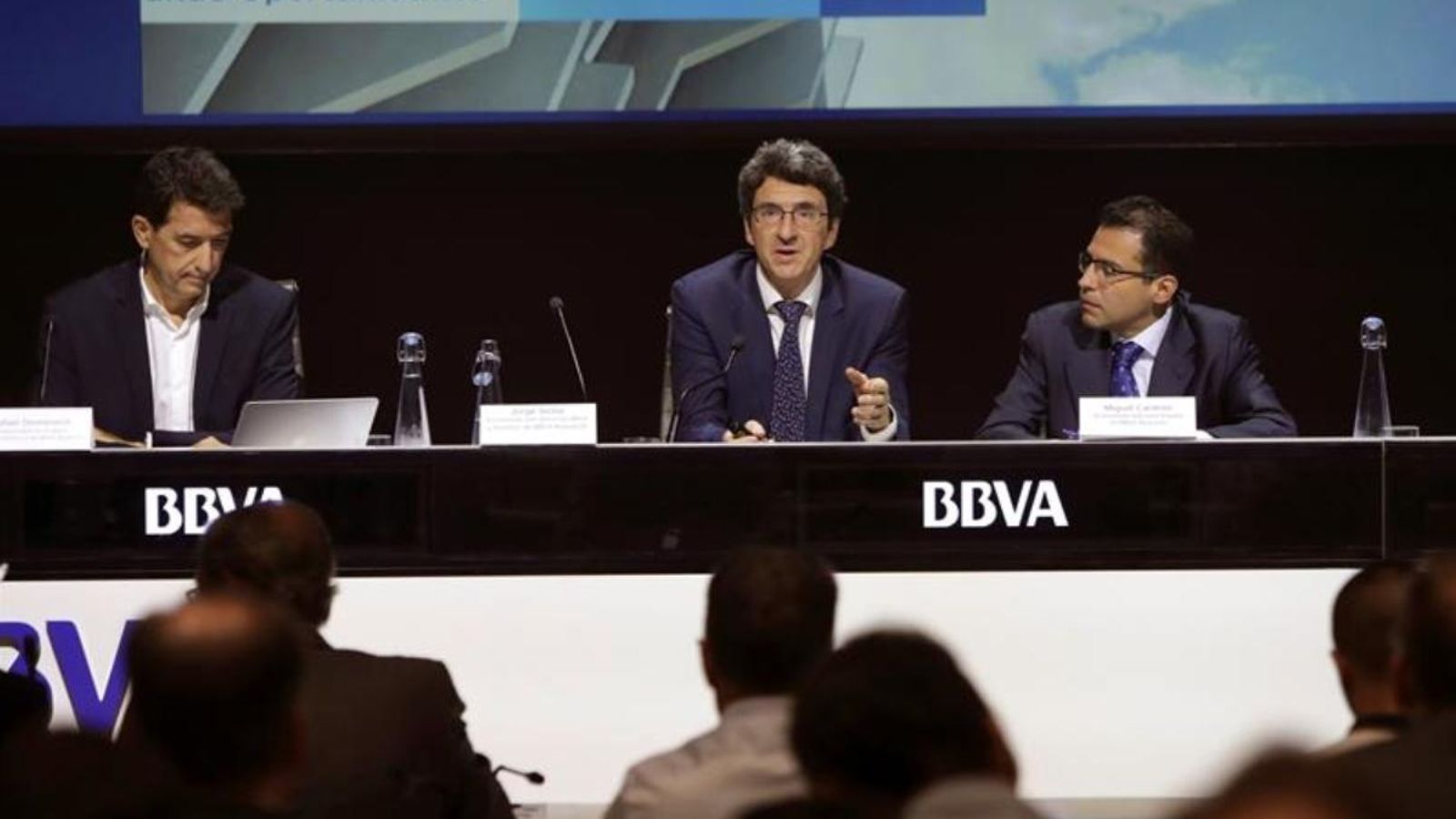 El responsable d'Anàlisi Macroeconòmica, Rafael Doménech, l'economista en cap del grup BBVA, Jorge Sicilia, i l'economista per a Espanya, Miguel Cardoso, durant la presentació