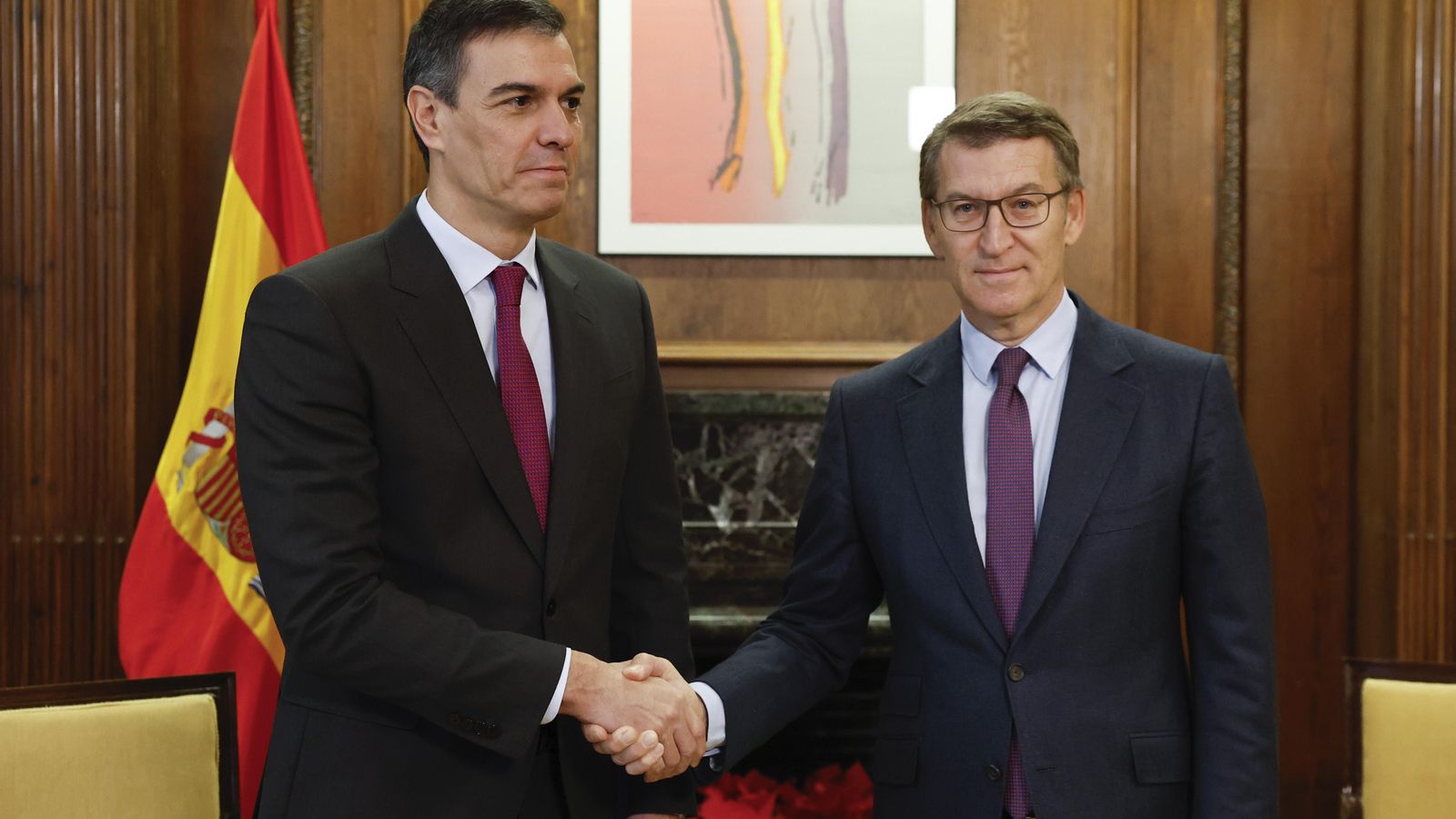 Pedro Sánchez i Alberto Núñez Feijóo durant la seua trobada aquest divendres en el Congrés dels Diputats a Madrid