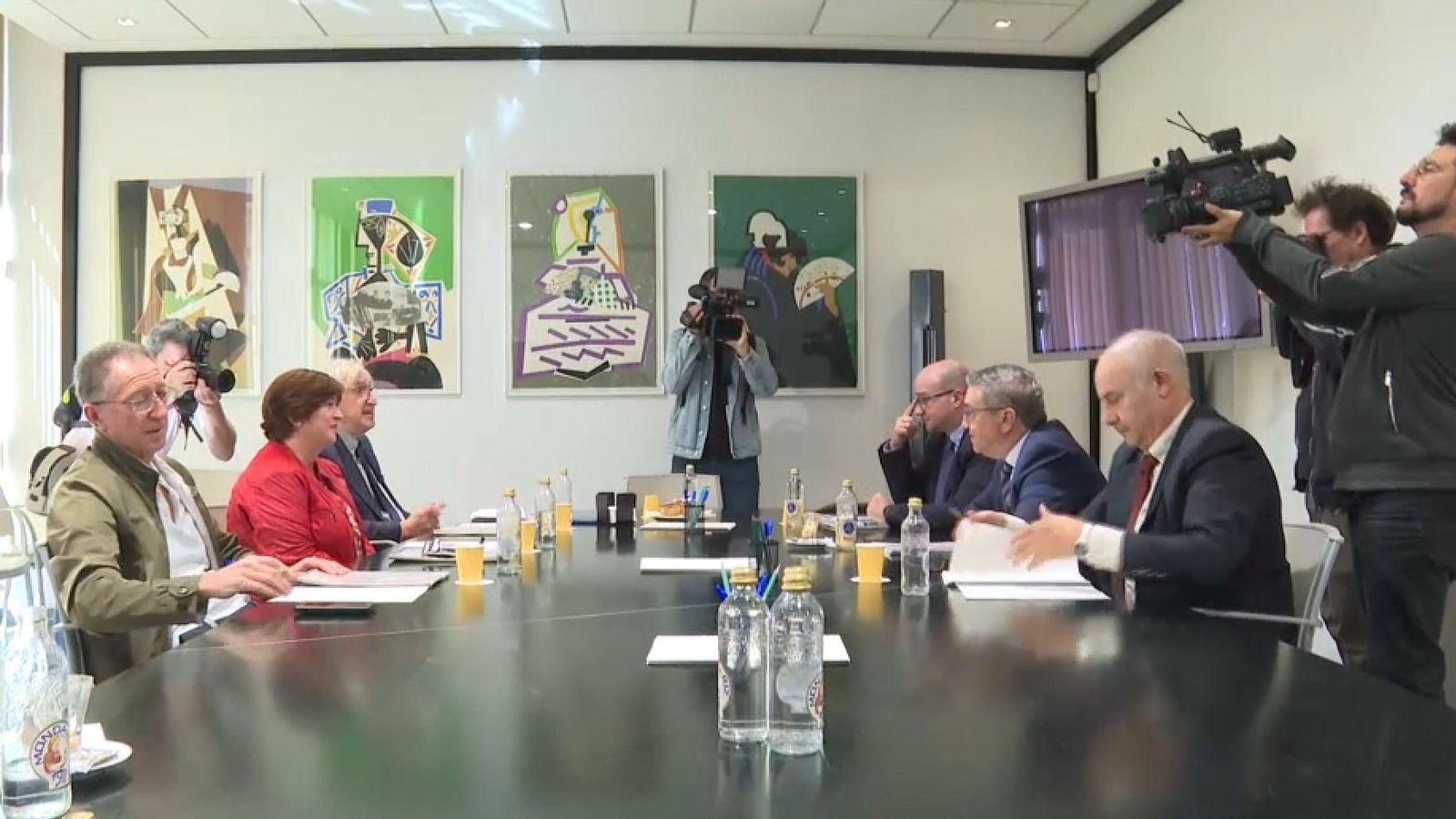 Responsables de l'AVL, a l'esquerre, i de la Conselleria d'Educació, a la dreta, en la reunió que han tingut aquest dilluns