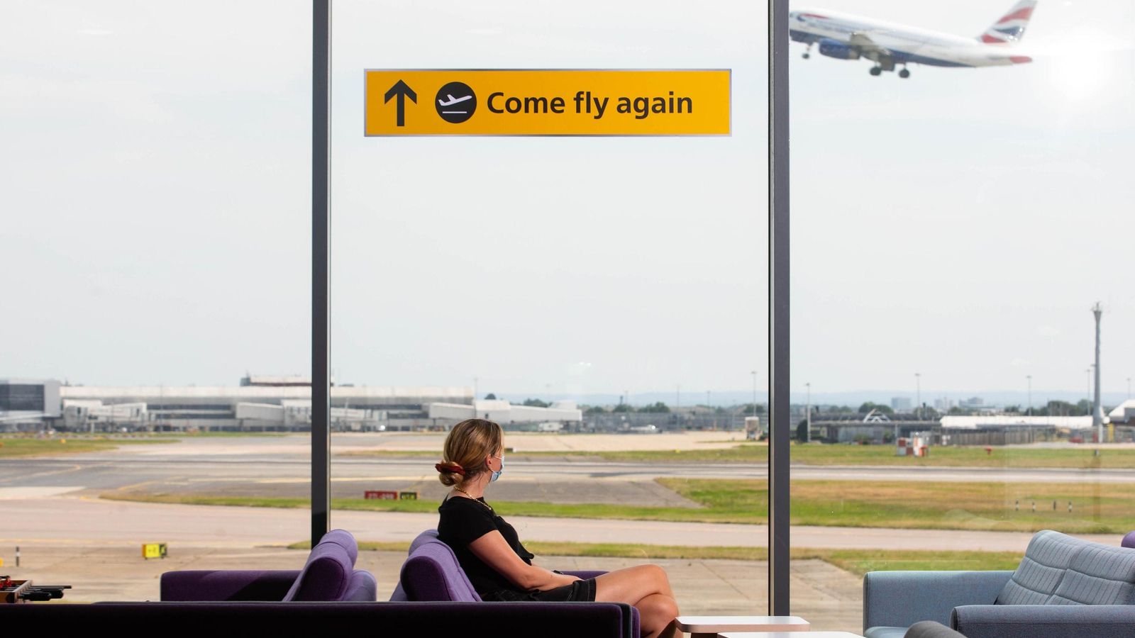 Un avió enlaira de l'aeroport de Heathrow, a Londres