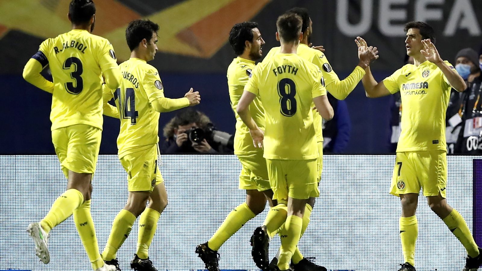 Gerard Moreno celebra el primer gol del partit amb els seus companys