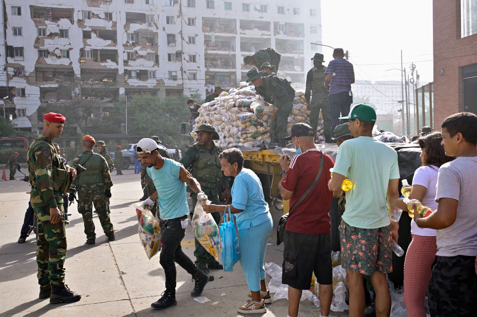 Militars veneçolans distribuixen material entre els afectats