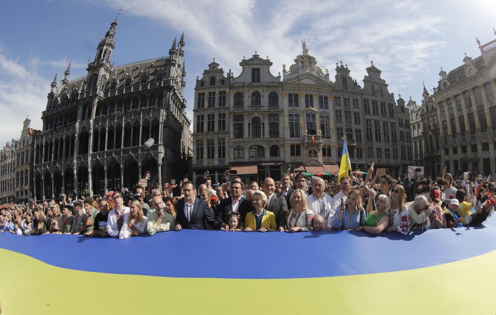 S'ha desplegat una gran bandera d'Ucraïna a la Grand Place de Brussel·les