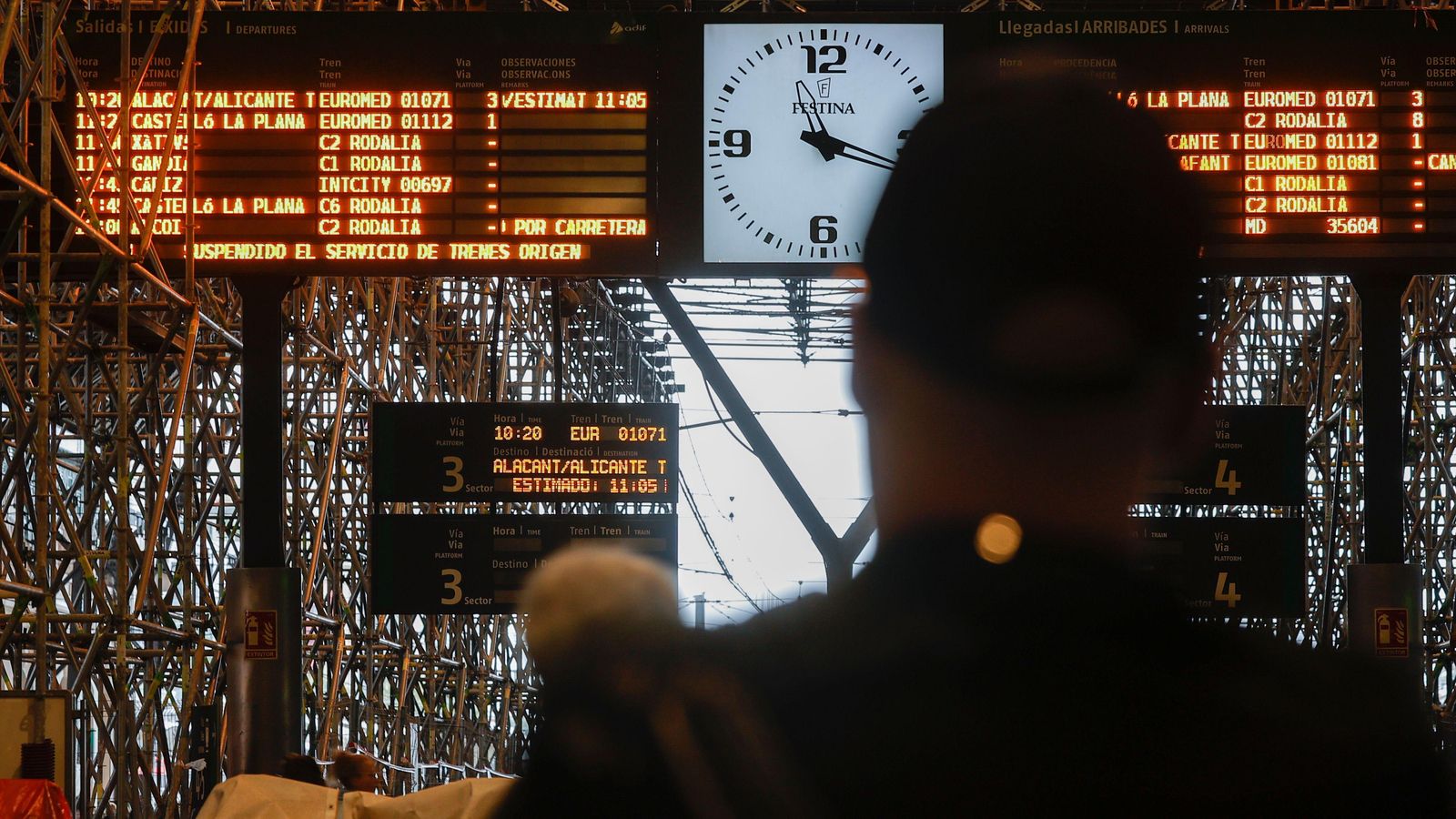 Un panell informa aquest dilluns en la estació de València dels trens suspesos a Barcelona a causa de les acumulacions d'aigua en la via