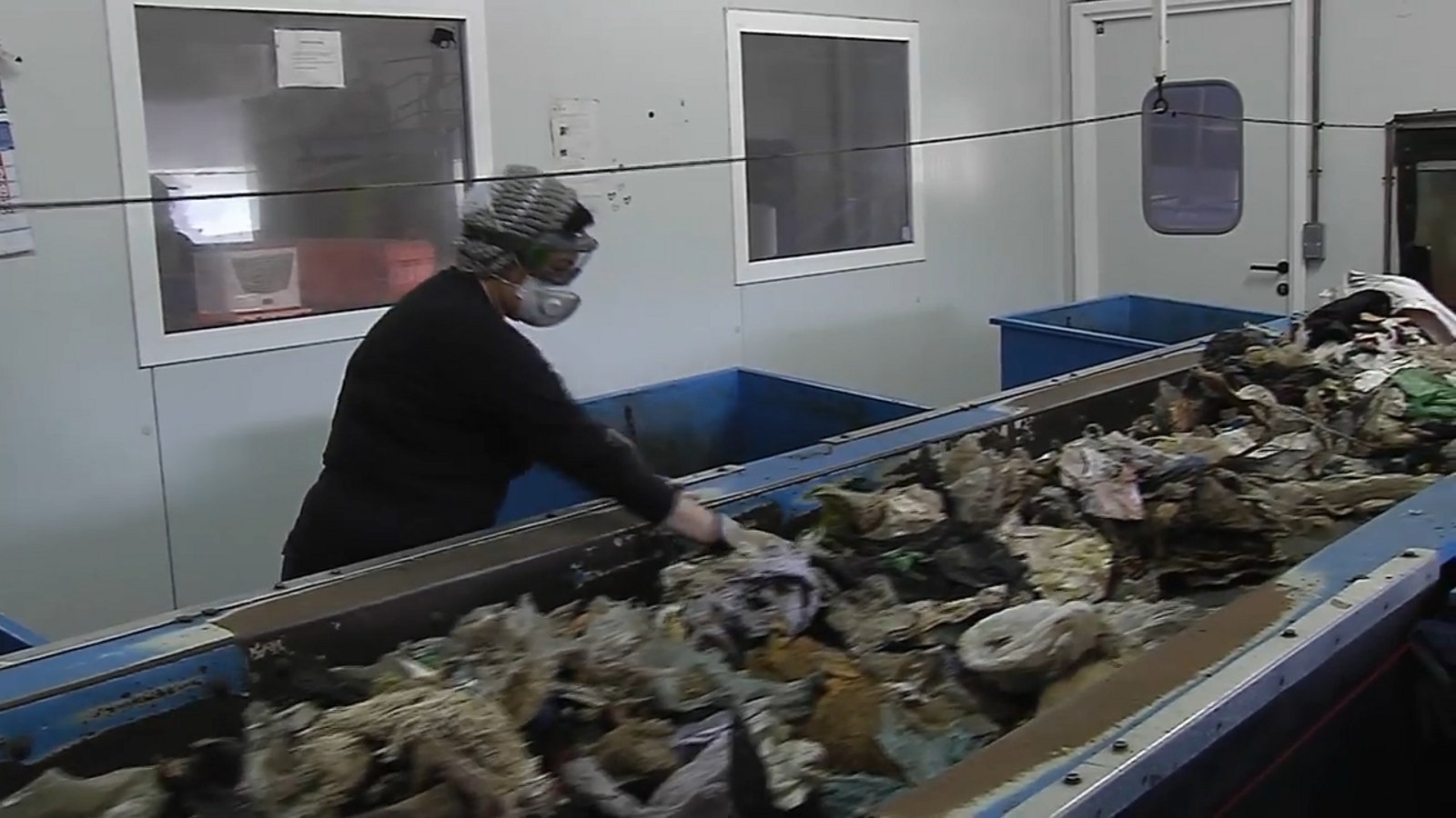 VÍDEO | La planta de residus de Cervera és l'única que tria el fem manualment