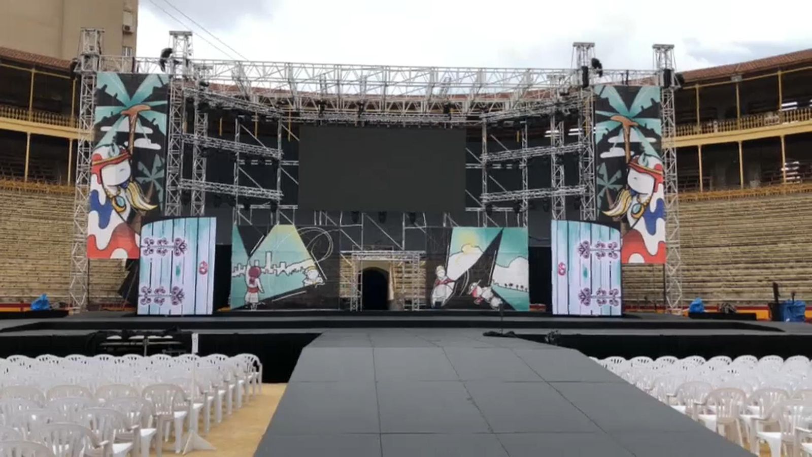 La pluja obliga a retardar la proclamació de la bellesa del foc infantil a Alacant