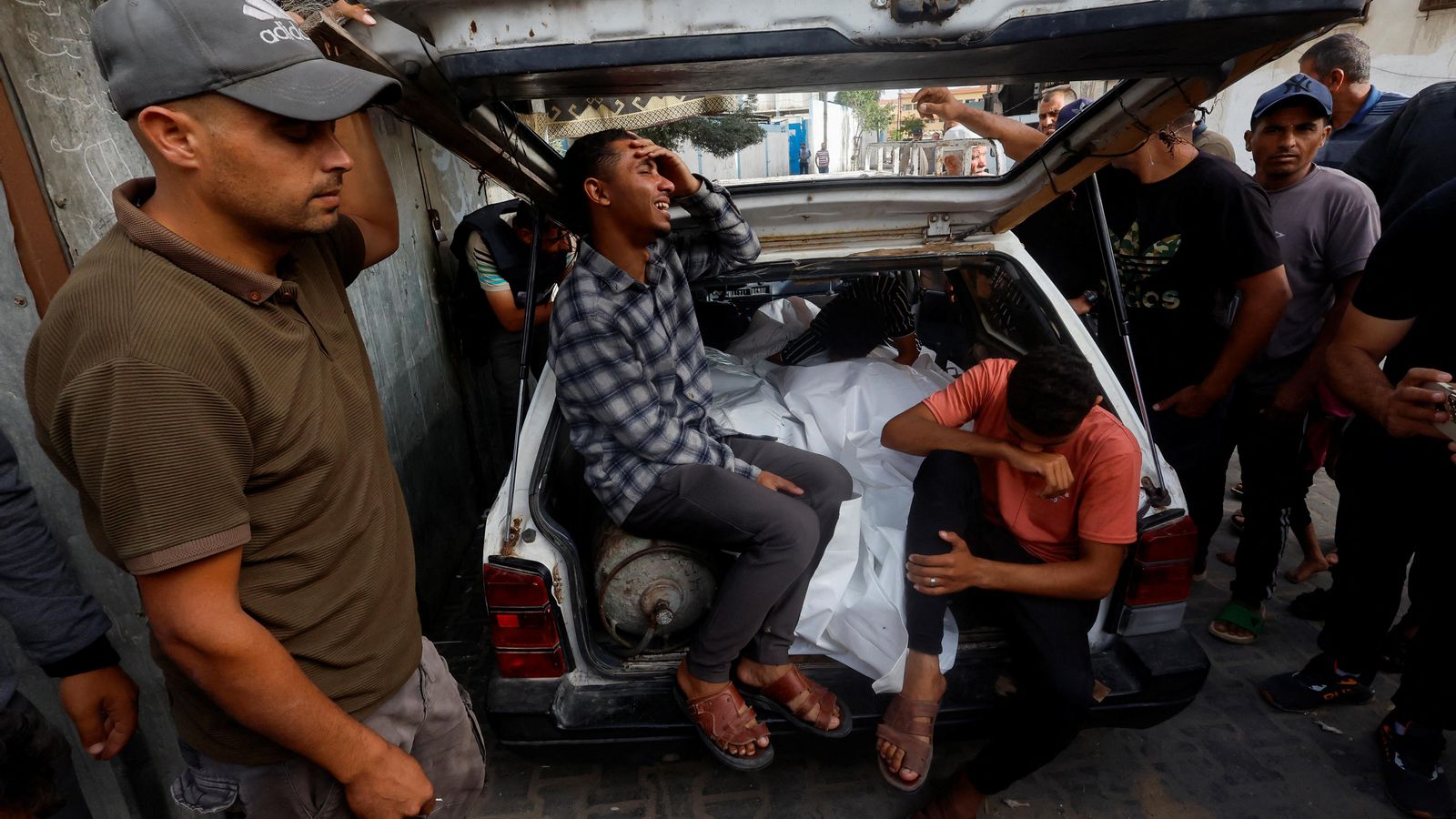 Un home plora la mort de familiars, que transportar en el maleter d'un vehicle, en l'atac de diumenge a Rafah