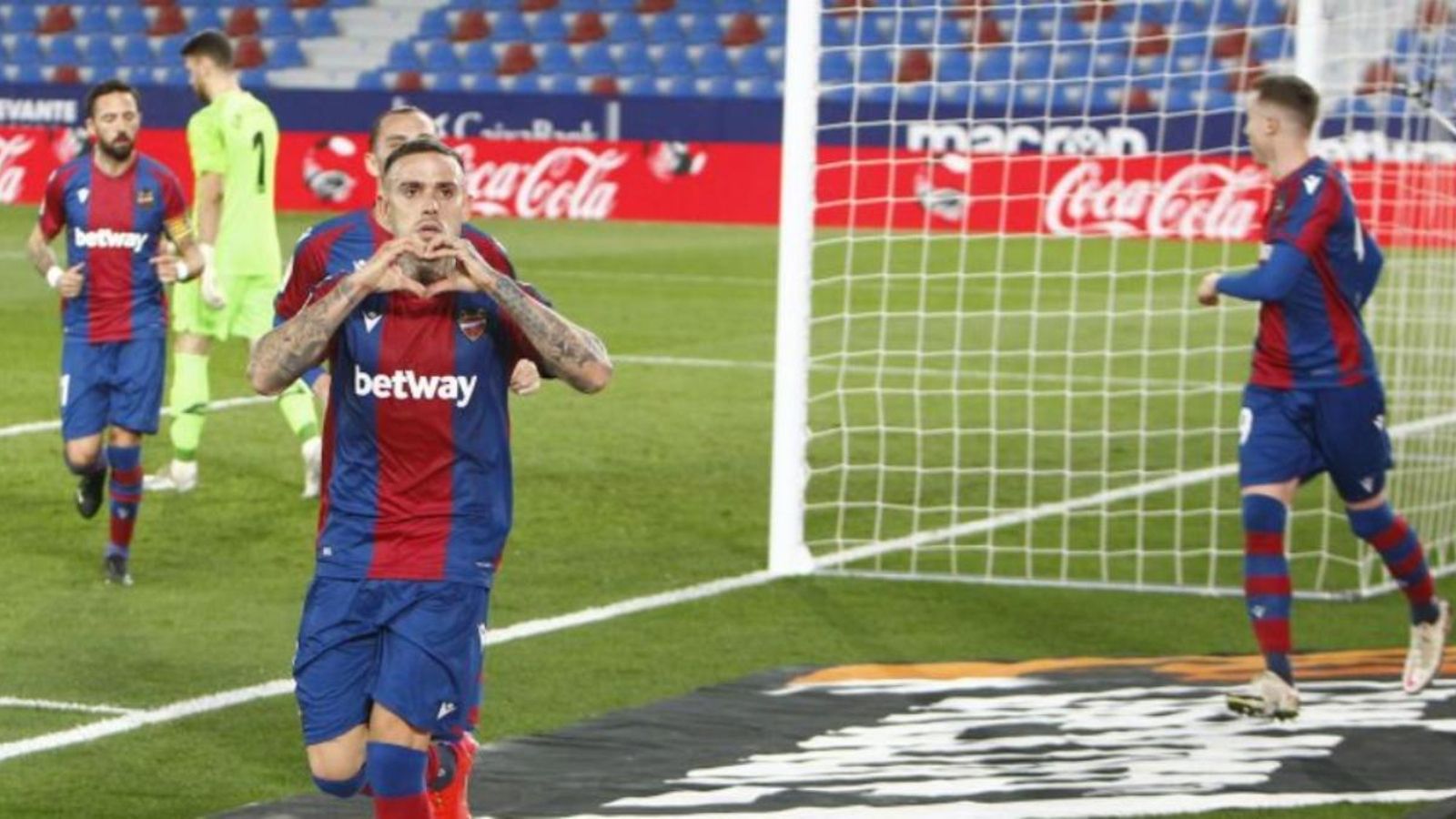 Roger Martí celebra l'1 a 0, des dels onze metres