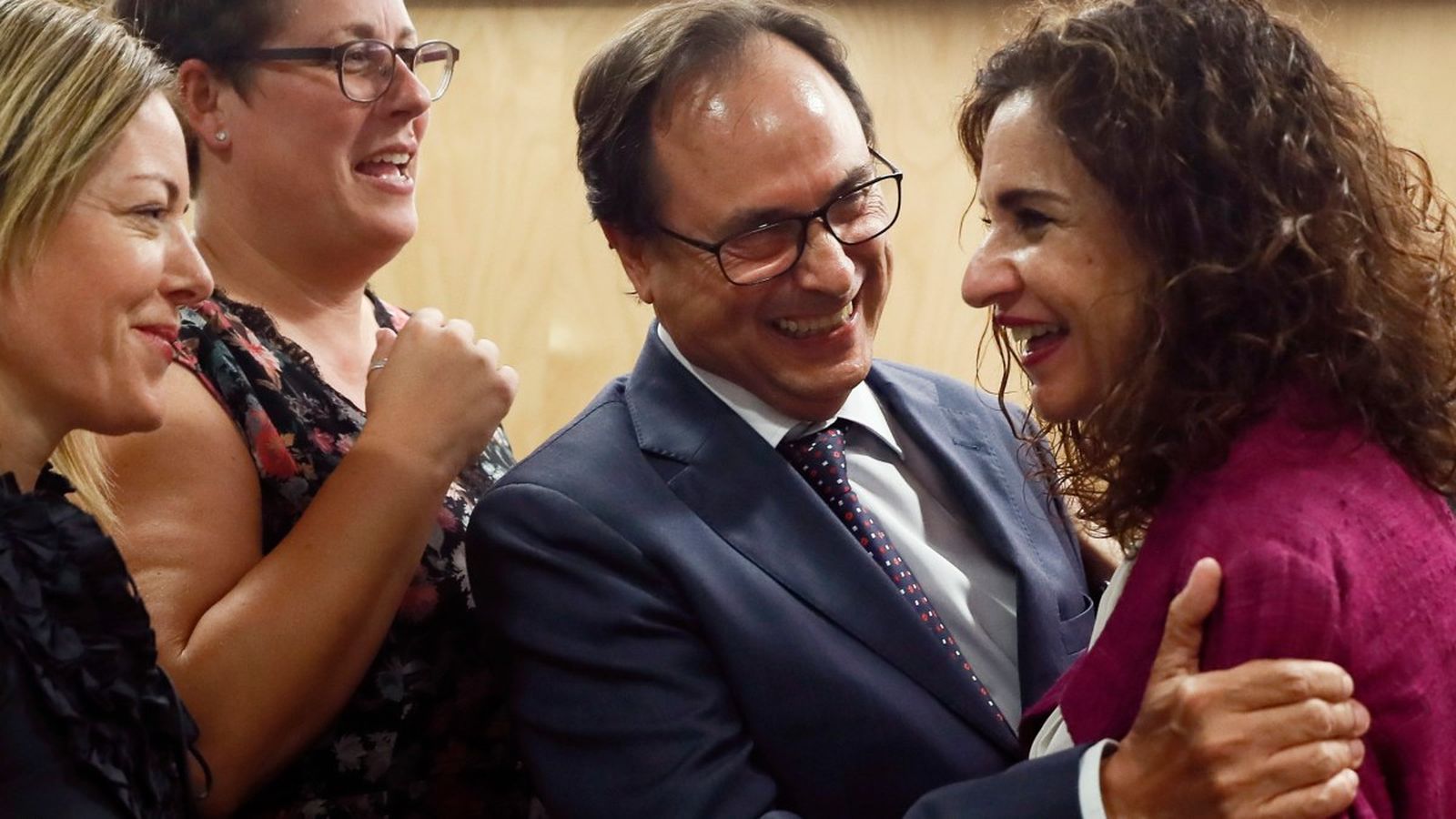 En la part dreta de la imatge, el conseller d'Hisenda i Model Econòmic, Vicent Soler, saluda efusivament a la ministra d'Hisenda, María Jesús Montero