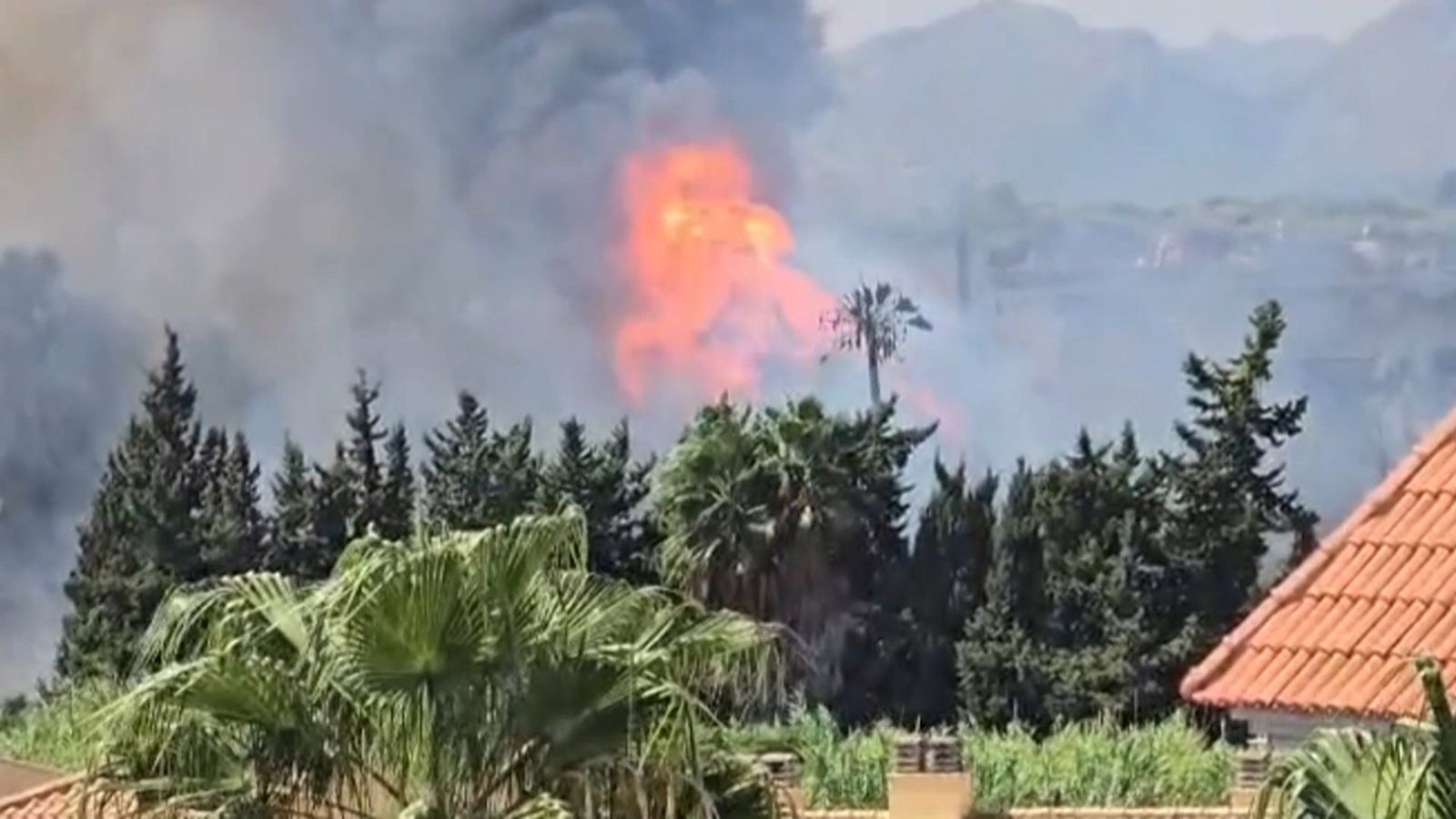 Moment en què explota un vehicle en l'incendi de Dénia