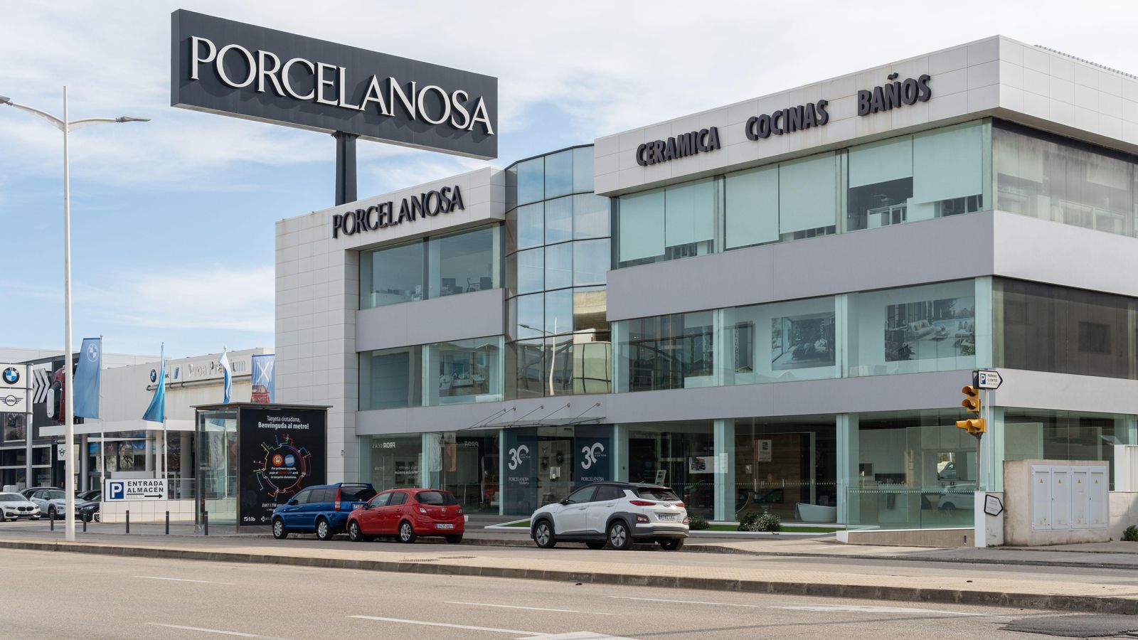 Polígon industrial amb una tenda de l'empresa Porcelanosa en una imatge d'arxiu