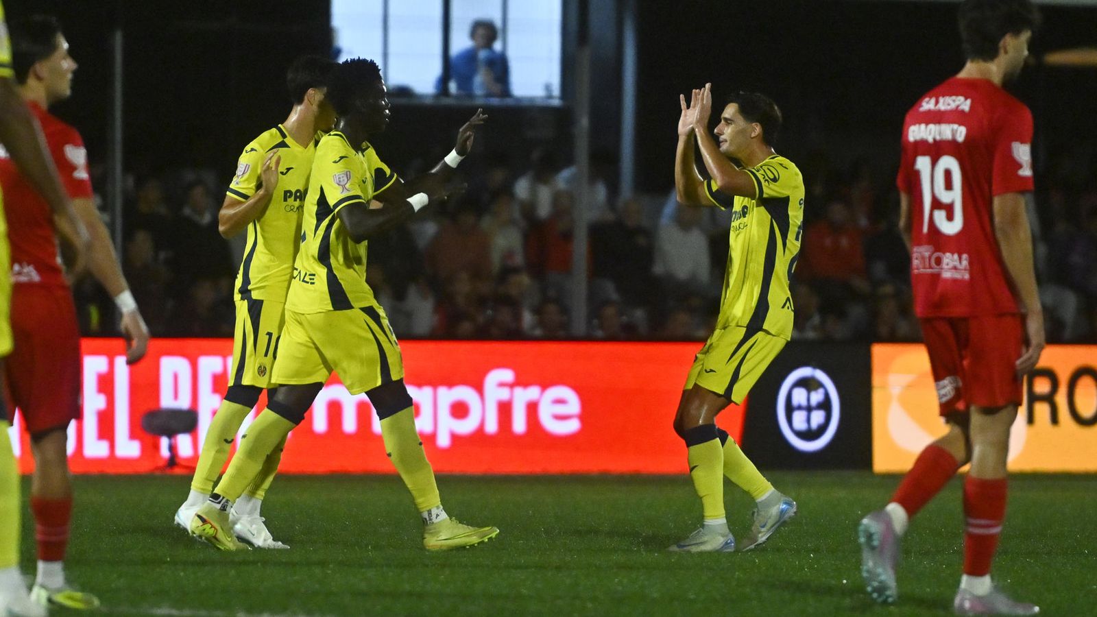 Els jugadors del Villarreal celebren un gol a Manacor